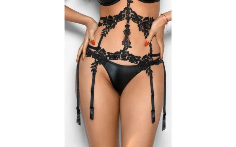 black wetlook strappy g string for stretch fit